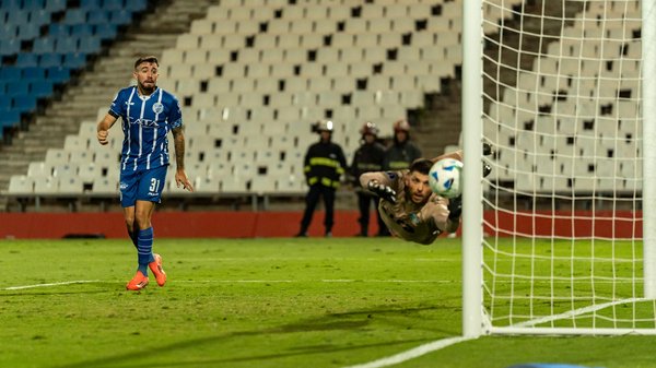 How can UK basketball coaches utilize half-time effectively to adjust team strategies?