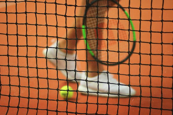 How does the texture of the grip affect performance in professional tennis?